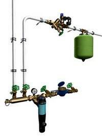 Eine Wasserfilteranlage mit mehreren Anschlüssen und einem grünen Druckbehälter. Die Anlage verfügt über diverse Ventile und Anschlüsse.